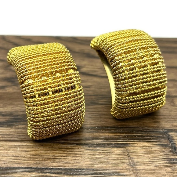Vintage Clip On Earrings Runway Gold Wired Textured Dimensional Big Bold - Picture 10 of 12